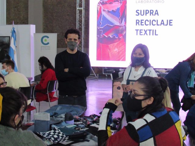 Diego Bartalotta visito la clase de Reciclaje textil que forma parte del proyecto “Avellaneda recicla”.
