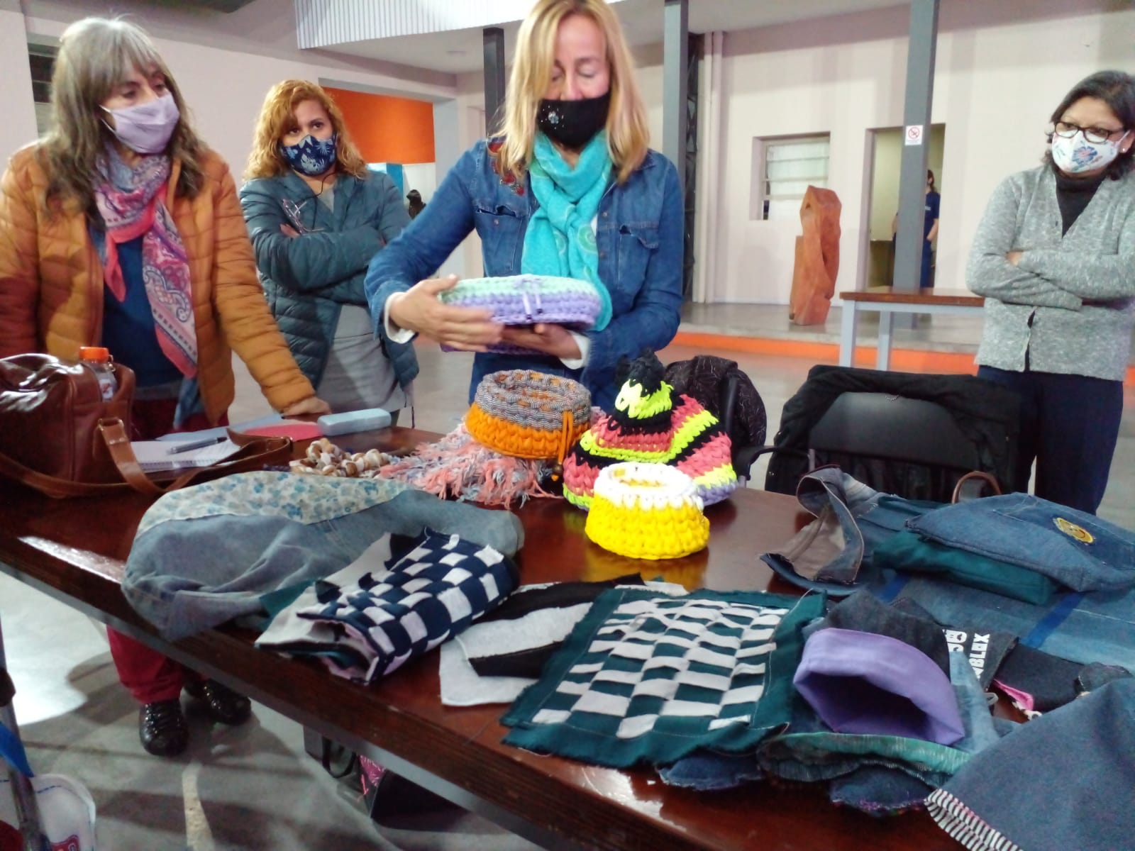 Diego Bartalotta visito la clase de Reciclaje textil que forma parte del proyecto “Avellaneda recicla”.