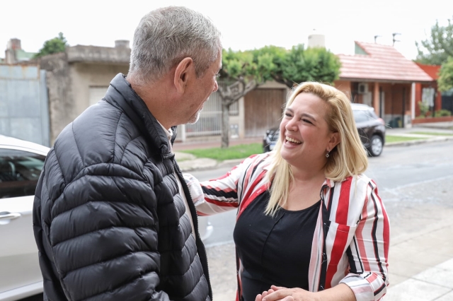 El intendente Jorge Ferraresi visito a una emprendedora en el barrio de Wilde.