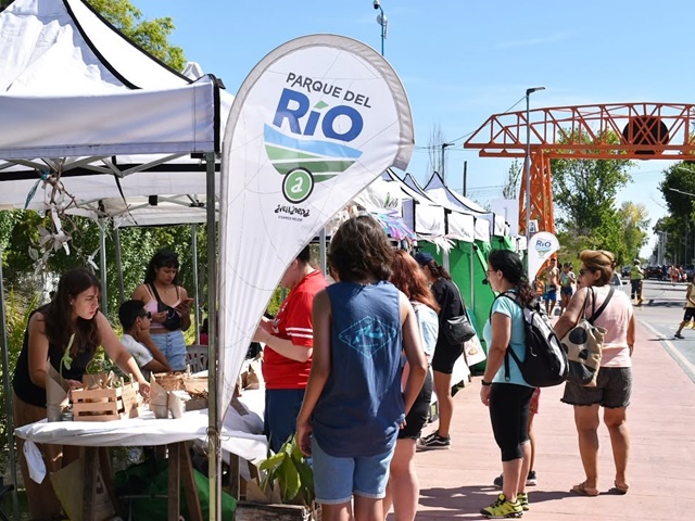 Verano en el Parque del Río☀️ ¿Ya conociste la feria de los fines de semana?