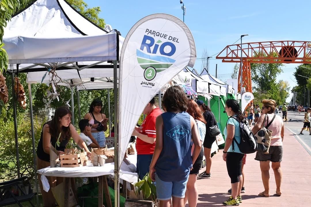 Verano en el Parque del Río☀️ ¿Ya conociste la feria de los fines de semana?